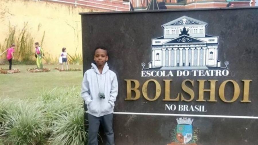 Jhonatan de Araújo em frente ao balé de Bolshoi, em Joinville (SC) - Divulgação