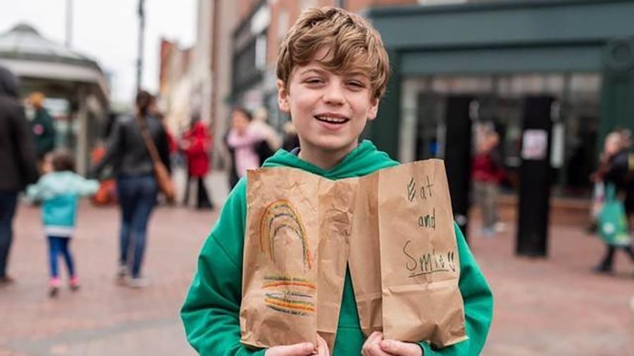 Liam Hannon distribuindo almoços em Cambridge - Reprodução/Facebook