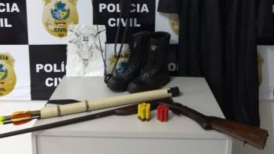 Polícia Civil de Goiás apreendeu uma espingarda, além de arco e flechas - Divulgação/Twitter