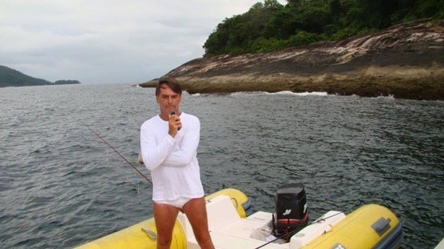 Jair Bolsonaro foi flagrado pescando em área de proteção ambiental - Divulgação