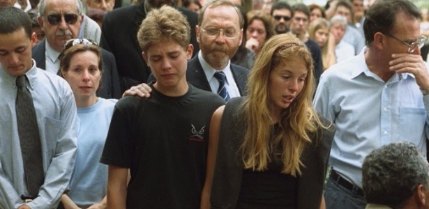 Andreas e Suzanne no enterro dos pais, em novembro de 2002; o rapaz se mantém longe dos holofotes desde então - Flávio Grieger/Folhapress