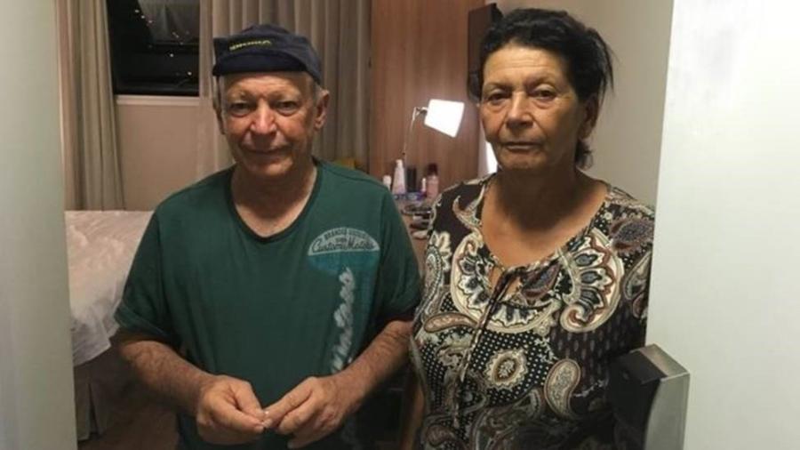 Geraldo e Vera na porta do quarto de hotel para onde foram levados pela Vale - AMANDA ROSSI/BBC