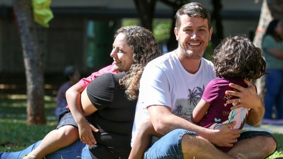 Rayssa e Danilo Farias com os filhos Anderson e Akira, adotados há três anos - Fabio Rodrigues Pozzebom/Agência Brasil