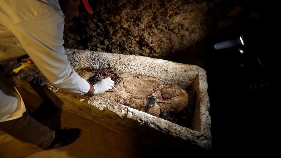 Fev.2019 - Arqueólogo examina múmia em nova tumba descoberta no sítio arqueológico de Tuna El-Gebel - Amr Abdallah Dalsh/Reuters