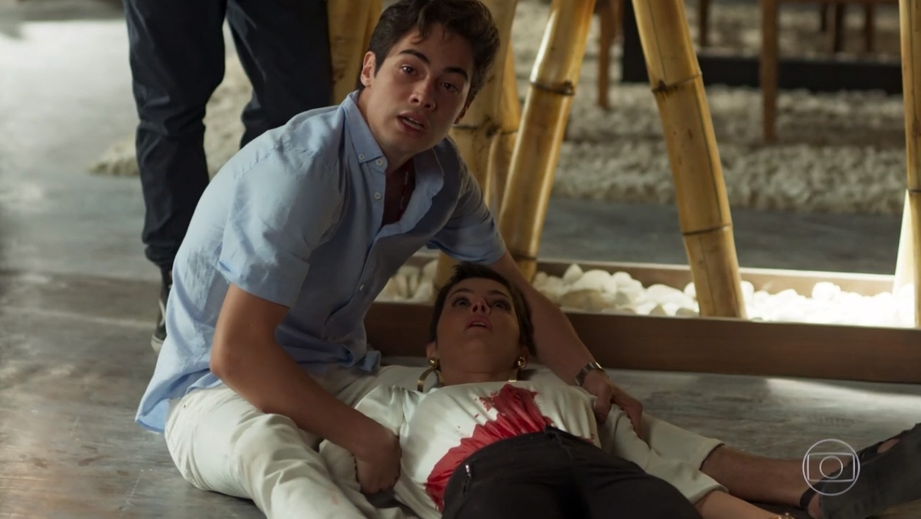 Karola leva tiro de Laureta por engano - Reprodução/TV Globo