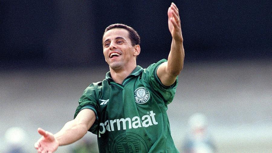 Euller, do Palmeiras, comemora gol em partida contra o Atlético Mineiro no Campeonato Brasileiro de 1997 (vitória do Verdão por 3 a 1) - Antonio Gaudério/Folha Imagem