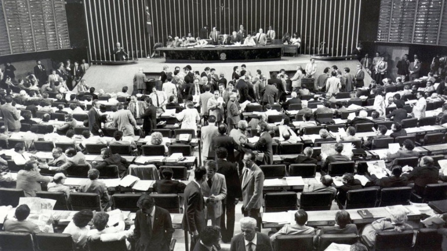 Imagem de 1988 mostra plano geral do plenário durante a Assembleia Nacional Constituinte (1987-1988)