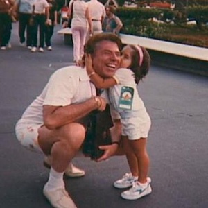 Patrícia Abravanel ao lado do pai, Silvio Santos, em um passeio na Disney