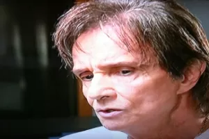Roberto Carlos falou pela primeira vez sobre acidente na perna e se mostrou favorável ao projeto de lei que defende a publicação de biografias não autorizadas - Reprodução