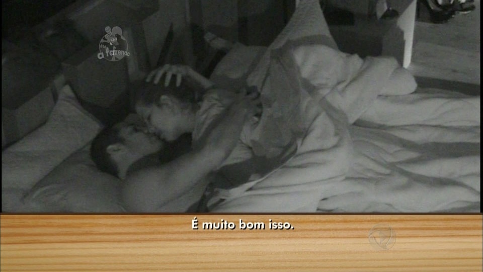 16.nov.2014 - Marlos e Débora namoram debaixo do edredom - Reprodução / Rede Record