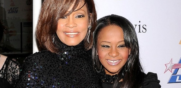 Whitney Houston e a filha Bobbi Kristina Brown, que sofreu convulsões