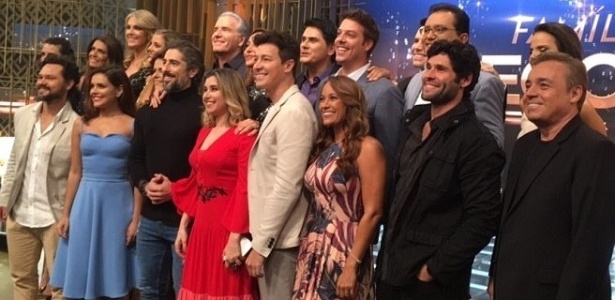 Apresentadores e artistas na gravação de fim de ano "Família Record"