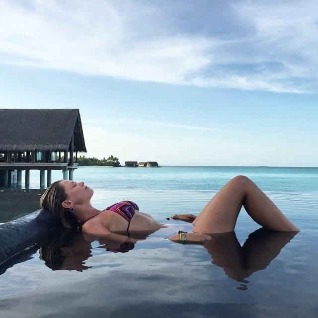 19.jun.2015 - De biquíni e com invejáveis curvas expostas, Suzana Werner chamou a atenção ao posar relaxando no mar em um cenário paradisíaco nas ilhas Maldivas. A beldade foi muito elogiada pelos seguidores no Instagram: "Diva!", "Lindona", "Duas belezas", escreveram os fãs na rede social