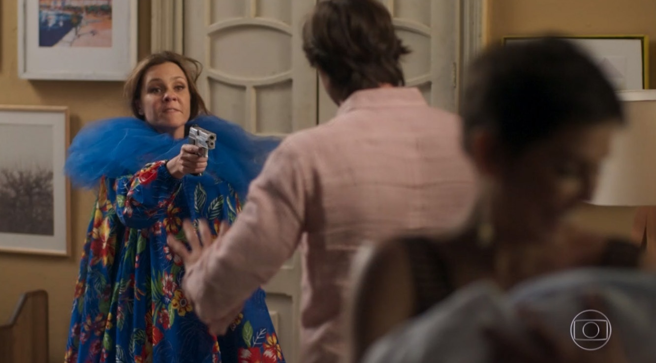 Laureta aparece armada e consegue sequestrar o bebê de Rosa ao lado de Karola - Reprodução/TV Globo