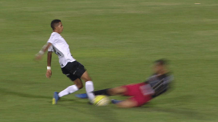 Fessin lesionou a perna direita durante jogo entre Corinthians e Ituano - Reprodução
