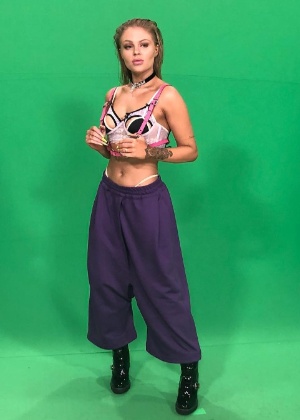 Luísa Sonza e o seu figurino durante o lançamento do clipe "Devagarinho", no Multishow - Reprodução/Instagram 