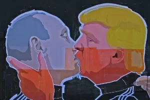 Obra do lituano Mindaugas Bonanu, o grafite apresenta Vladimir Putin e Donald Trump se beijando - Petras Malukas/AFP