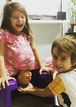 Foto de mãe mostrando filhos encenando parto normal viraliza na web