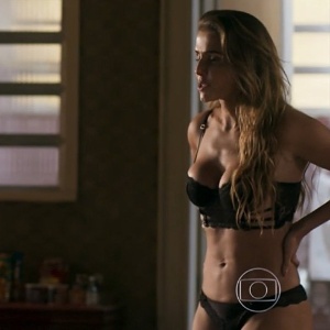 Atriz mostrou o corpo enxuto no primeiro capítulo - Reprodução - TV Globo