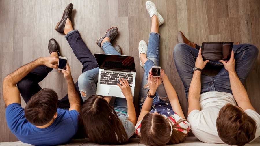 Estudantes usam o Docs nos computadores das escolas para conversar entre eles - iStock/GeorgeRudy