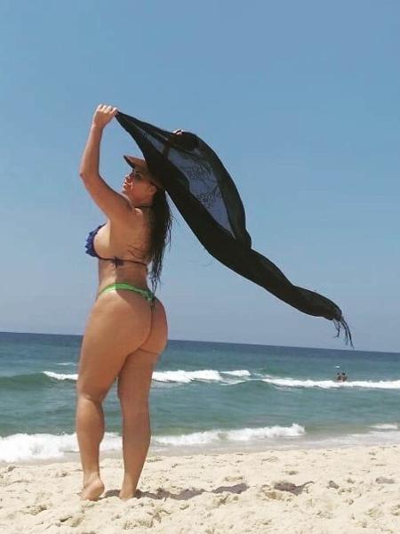 Solange Gomes exibe o corpaço na praia - Reprodução / Instagram