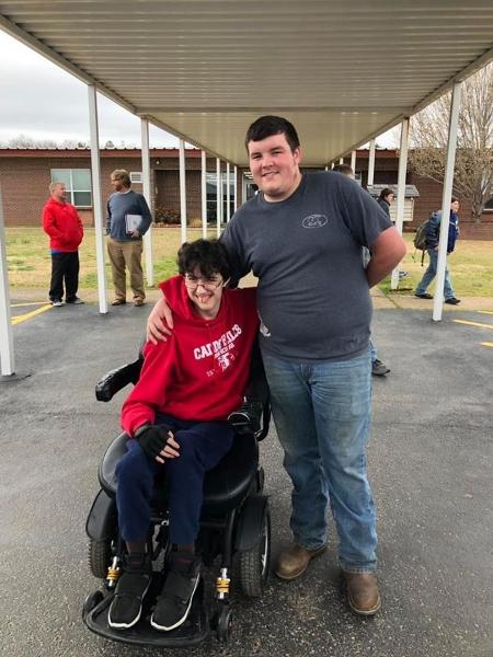 Brandon e Tanner no colégio Caddo Hills de Arkansas, nos EUA - Reprodução/Facebook