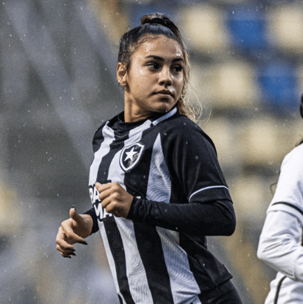 Amanda Camargo, do Botafogo, exibe beleza de fio-dental preto