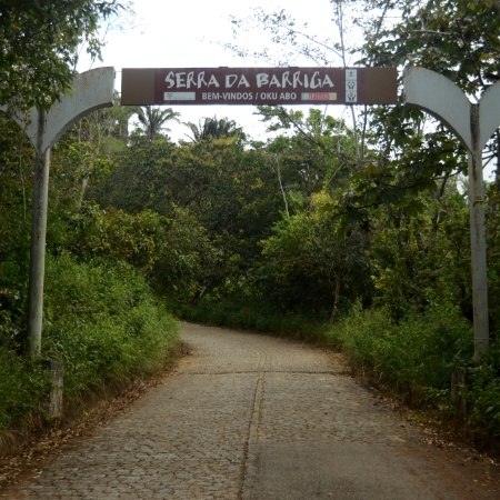 Fachada na entrada da Serra da Barriga.