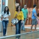 4.out.2015 - William Bonner e Fátima Bernardes aproveitaram o final de semana para passear com os filhos em um shopping, no Rio de Janeiro. Os trigêmeos, Beatriz, Vinícius e Laura, acompanharam os pais durante algumas compras. Veja mais imagens a seguir - William Oda/AgNews
