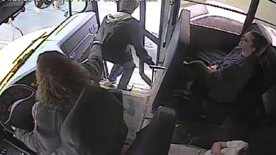 Motorista de ônibus escolar salva vida de aluno ao evitar atropelamento - Reprodução/Facebook