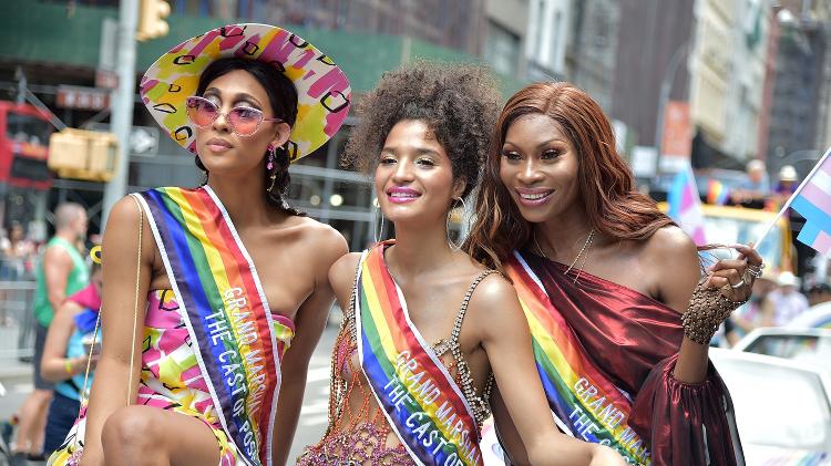 Elenco de "Pose" na parada LGBT de Nova York - Theo Wargo/Getty Images - Theo Wargo/Getty Images