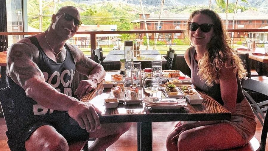 The Rock posta foto no Instagram com sua esposa em um restaurante vazio - Reprodução/Instagram