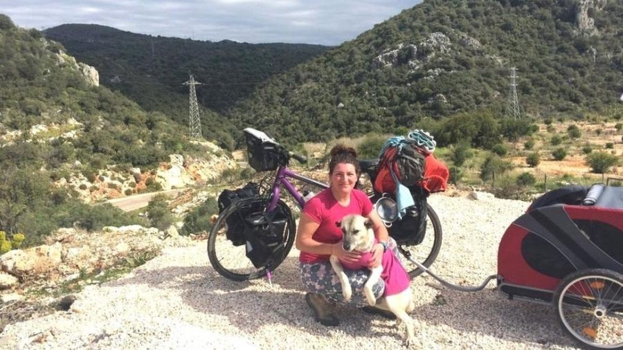Ishbel e a cachorra Lucy na Turquia - Reprodução BBC