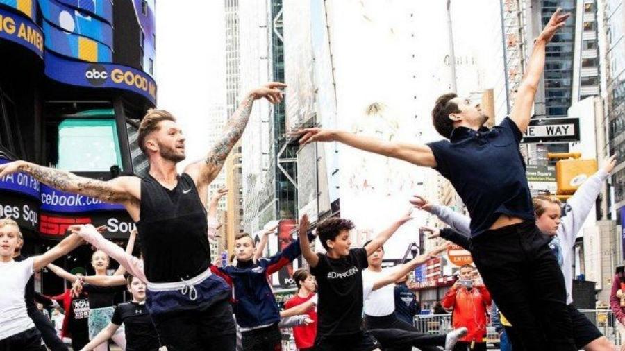 Bailarinos dançam em ato de apoio ao príncipe George em Nova York - Reprodução/instagram/traviswall