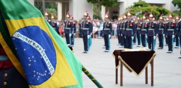 Militares defendem formação; pesquisadores criticam currículo