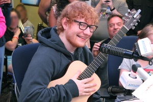 Ed Sheeran surpreende pacientes em hospital infantil nos EUA - Boston Children"s Hospital