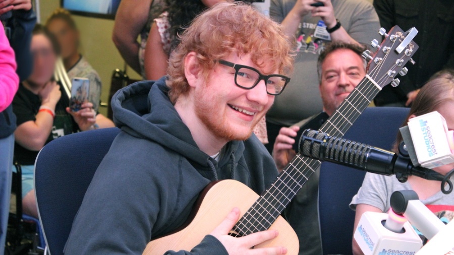 Ed Sheeran surpreende pacientes em hospital infantil nos EUA  - Boston Children"s Hospital