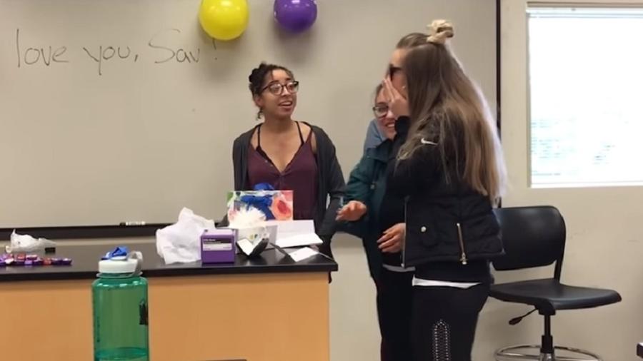 A estudante Savannah Allen é surpreendida por colegas em sala de aula - Reprodução/YouTube