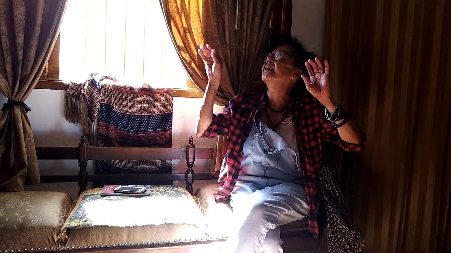 Thais, uma das idosas entrevistas para o "Trajetos Celulares: conhecer idosas, reconhecer caminhos" - Nubia Abe/Chakumbolo