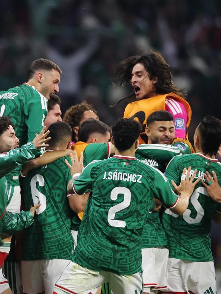 Jogadores do México comemoram classificação às oitavas de final da Copa