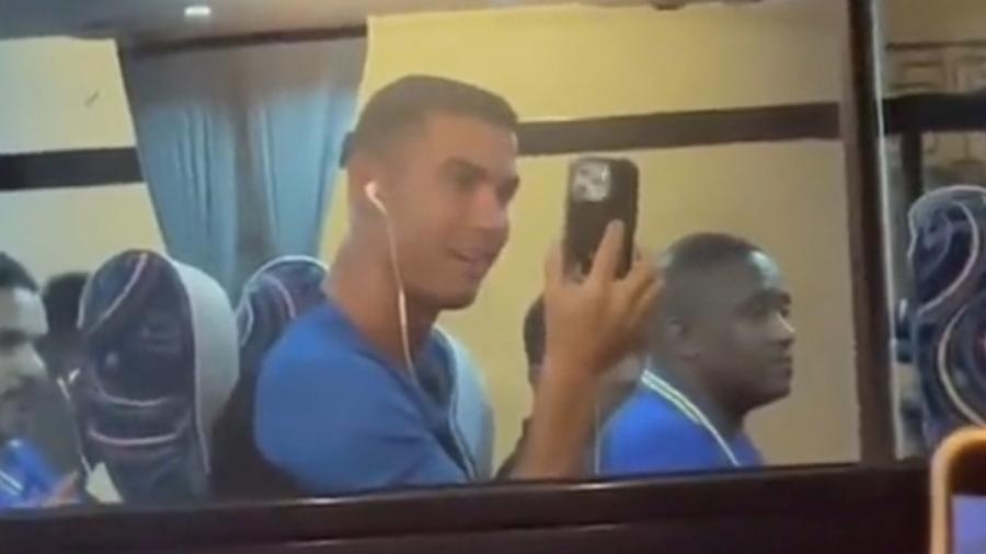 Cristiano Ronaldo usa fones com fio, apesar de ter faturado mais de R$ 650 milhões na última temporada