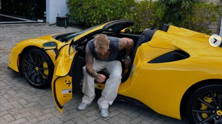 A Ferrari SF90 amarela de Jake Paul, avaliada em cerca de U$ 700 mil, é capaz de atingir de 0 a 100 km/h em impressionantes 2,5 segundos.