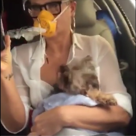 Xuxa apareceu com máscara de oxigênio em vídeo postado por ela - Reprodução/Facebook - Reprodução/Facebook