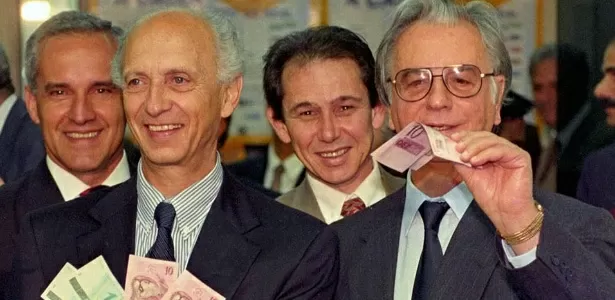 9. O Plano Real, lançado pelo presidente Itamar Franco (dir) e que garantiu a eleição de FHC, ainda era uma grande novidade - Reprodução/Memorial da Democracia - Reprodução/Memorial da Democracia