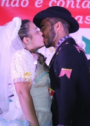 11.jun.2016 - Vestidos de caipira, Cacau e Matheus se beijam durante festa junina, no Rio - Daniel Pinheiro/AgNews - Daniel Pinheiro/AgNews