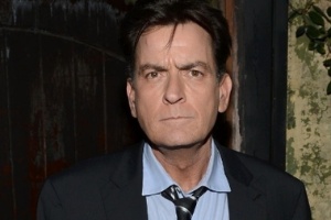 Charlie Sheen anunciou ser portador do vírus HIV positivo, contraído durante sua vida de aventuras sexuais desenfreadas
