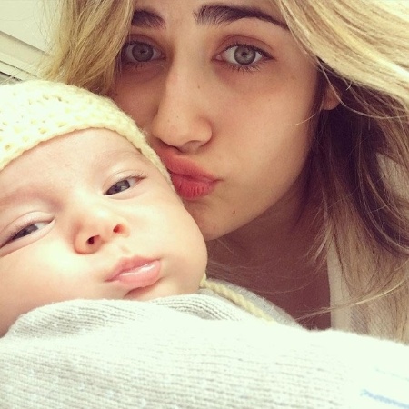 Jéssica Costa, filha do cantor Leonardo, ao lado do filho Noah - Reprodução/Instagram