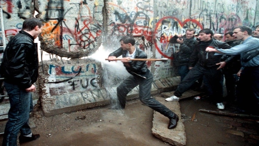 Queda do Muro de Berlim, em 1989, marcou o fim da Alemanha Oriental - Reprodução/Comune di Nole