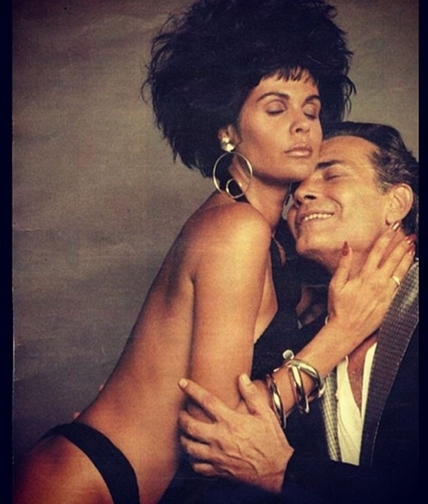 5.jun.2013 - Monique Evans achou uma foto das antigas em que aparece em uma pose provocante ao lado do ator Tarcísio Meira, durante as filmagens do longa-metragem Eu (1987). O filme conta a história de um milionário insaciável, interpretado por Tarcísio, que passa um fim de semana na praia cercado por mulheres por quem sente desejo - Reprodução/Instagram