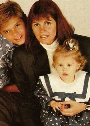 18.jun.13 - A modelo Bárbara Evans postou uma foto no colo da mãe, Monique Evans, e com o irmão, Armando, em sua conta no instagram. "Família", escreveu na legenda da imagem. Recentemente, Monique revelou que a filha foi um bebê de proveta, planejado por três anos por ela e pelo ex-marido. - Reprodução/Instagram - Reprodução/Instagram